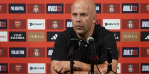 Liverpool - Carragher Cảnh Báo Arne Slot Trước Tuần Sinh Tử