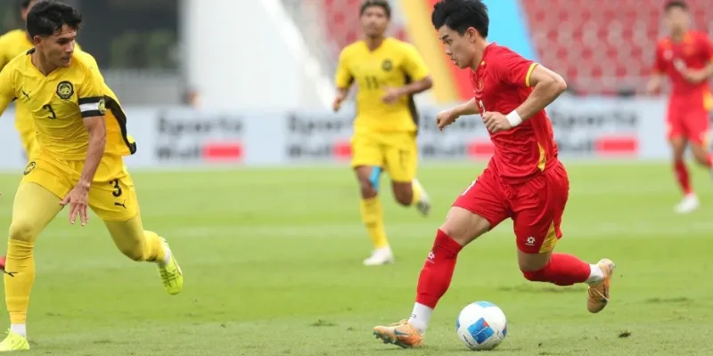 Nguyễn Đình Bắc kiến tạo pha bóng đẹp mắt