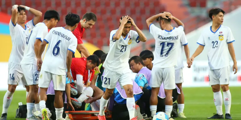Lào - Đội Trưởng Gãy Chân, Nhận Thẻ Đỏ Trước Malaysia 3 Tinh thần toàn đội bị ảnh hưởng nghiêm trọng